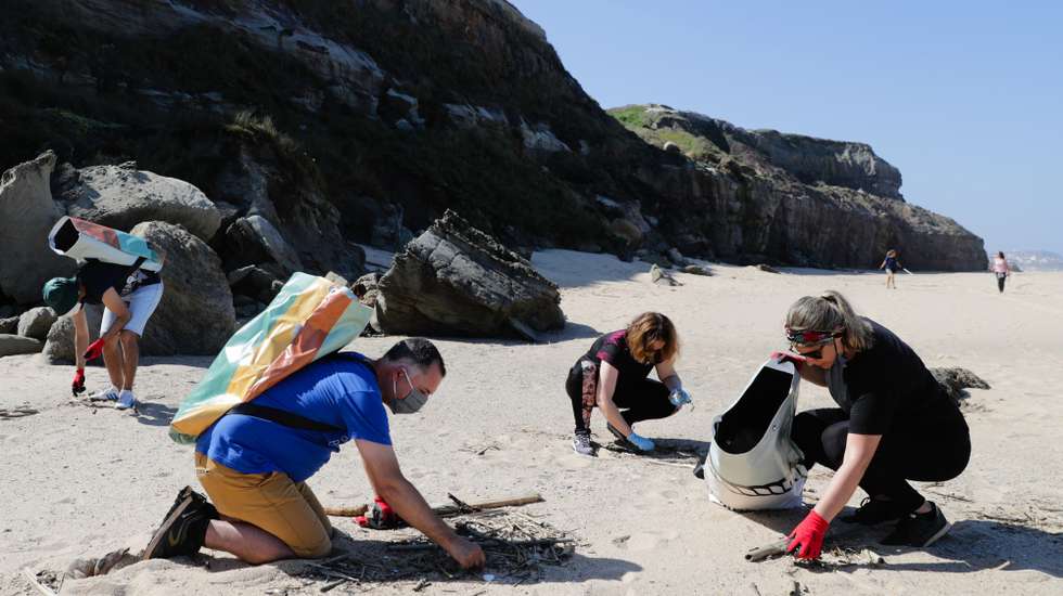 Voluntários da associação ambiental "Oceanos sem Plásticos" fizeram a primeira ação de recolha de lixo e plásticos pós confinamento, na praia do Amanhã em Santa Cruz, Mafra, 17 de maio de 2020. TIAGO PETINGA/LUSA