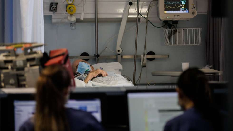 Profissionais de saúde trabalham na urgência do Hospital Geral dos Covões transformado numa unidade dedicada a doentes covid-19, onde funciona a Urgência, Cuidados Intensivos e Enfermaria de Cuidados Intermédios , 22 maio 2020 em Coimbra. (ACOMPANHA TEXTO DO DIA 25 MAIO 2020).   PAULO CUNHA /LUSA