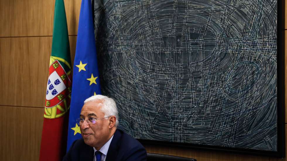 O primeiro-ministro, António Costa, durante uma reunião por videoconferência com a Chanceler da Alemanha, Angela Merkel, e com o primeiro-ministro da Eslovénia, Janez Janša, para a preparação do próximo trio de presidências do Conselho da União Europeia, em Lisboa, 23 de junho de 2020. RODRIGO ANTUNES/LUSA