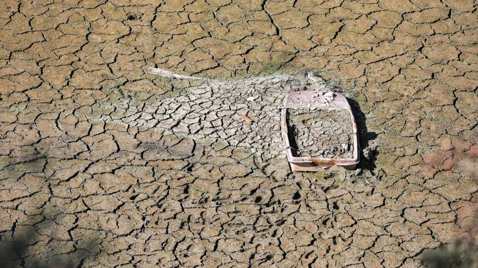 Um barco de pesca abandonado no leito do rio Ponsul, seco, em Alcântara devido ao baixo nível da água no rio Tejo que atingiu os níveis mais baixos que foram registados nas últimas décadas, situação que afetou, sobretudo, as regiões portuguesas e espanholas do Tejo Internacional e secaram, inclusivamente alguns afluentes, como o rio Ponsul, Castelo Branco, 22 de outubro de 2019. (ACOMPANHA TEXTO DE 27/10/2019) PAULO NOVAIS/LUSA