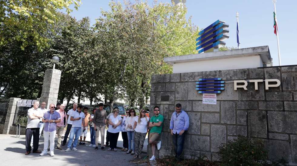 Trabalhadores da RTP Porto que foram chumbados no âmbito do programa de regularização extraordinária dos vínculos precários na Administração Pública - PREVPAP, concentram-se junto às instalações da RTP no Monte da Virgem, em Vila Nova de Gaia, 03 de setembro de 2019. ESTELA SILVA/LUSA