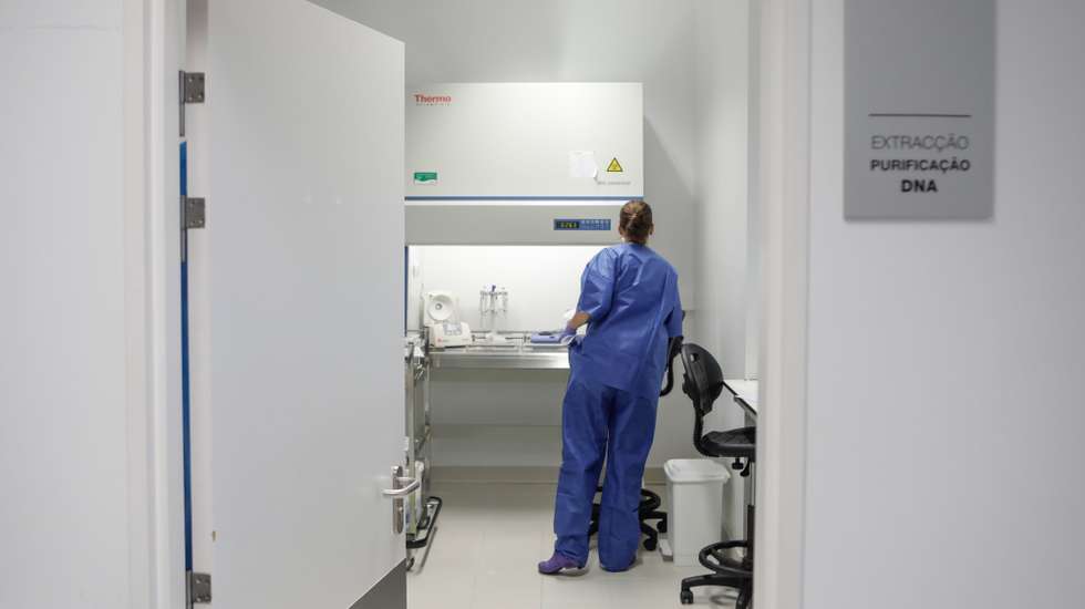 Uma técnica do Hospital Sousa Martins da Guarda que respondeu com “sucesso” à pandemia da covid-19 e atravessa um período de acalmia que permite repor serviços nos locais originais e reduzir a área de internamento de 110 para 40 camas, Guarda, 20 de maio de 2020. (ACOMPANHA TEXTO DE 21/05/2020) MIGUEL PEREIRA DA SILVA/LUSA