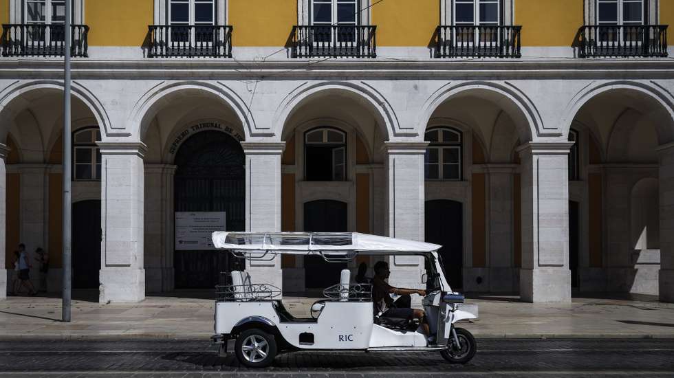 Um tuk-tuk desloca-se no Terreiro do Paço durante a reportagem sobre o impacto da covid-19 no negócio dos tuk-tuk e na animação turística, em Lisboa, 13 de agosto de 2020. (ACOMPANHA TEXTO DE 15/08/2020) RODRIGO ANTUNES/LUSA