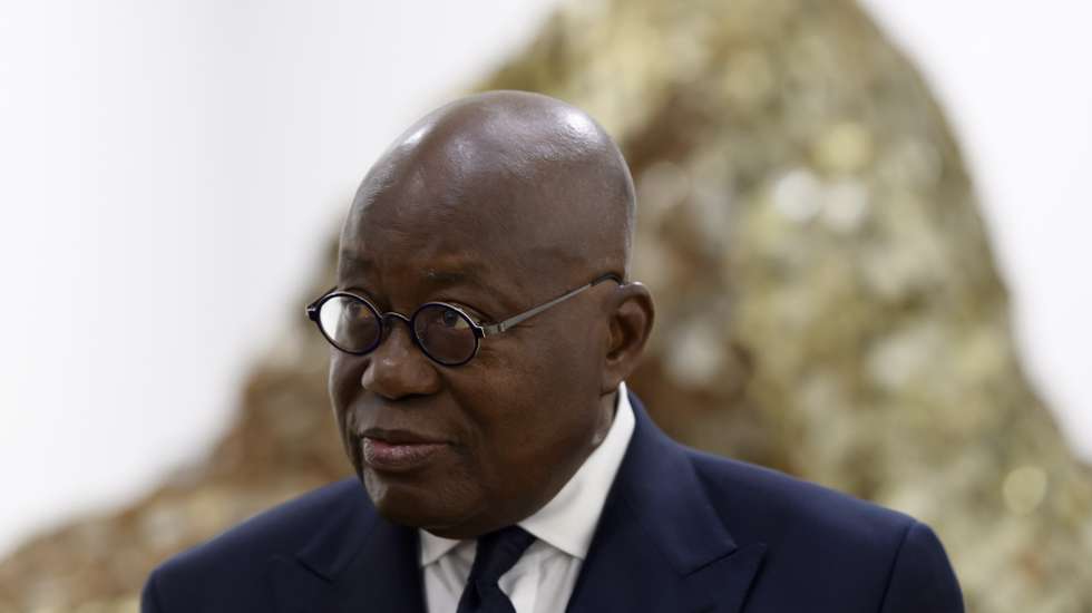 epa08258079 Nana Addo Dankwa Akufo-Addo, President of the Republic of Ghana pictured during a visit of the Exhibition hanging of 'El Anatsui: Triumphant Scale' at the Museum of Arts in Bern, Switzerland, 29 February 2020. Nana Addo Dankwa Akufo-Addo is on a two-day official visit in Switzerland.  EPA/ANTHONY ANEX
