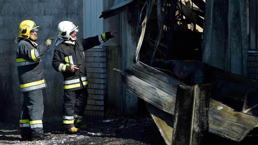 Bombeiros combatem um incêndio que deflagrou hoje cerca das 15:00 numa fábrica de tintas e vernizes na zona industrial da Maia já está dominado, de acordo com o CDOS, Maia, 18 de ggosto de 2018. Em declarações à Lusa, fonte do Comando Distrital de Operações de Socorro (CDOS) do Porto disse que as chamas estão a ser combatidas por elementos dos bombeiros voluntários da Maia, Leixões, São Mamede Infesta e Pedrouços. Estão envolvidos no combate a este incêndio um total de 43 homens e 18 viaturas. PEDRO GRANADEIRO/LUSA