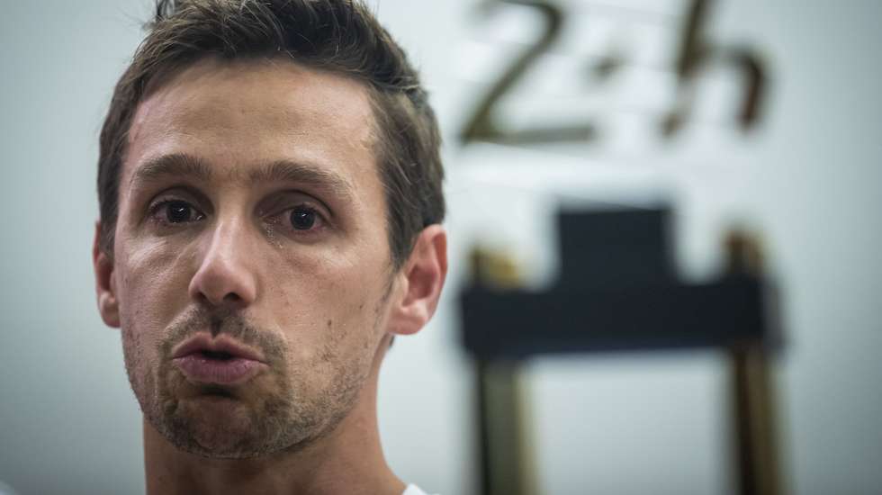 O piloto Filipe Albuquerque, que ontem venceu as 24 Horas de Le Mans em automobilismo, na classe LMP2, emociona-se a falar do seu pai que faleceu recentemente, durante uma conferência de imprensa no Aeroporto de Lisboa, 21 de setembro de 2020. JOSÉ SENA GOULÃO/LUSA