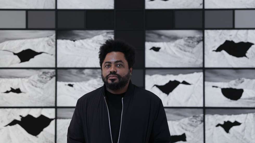 O artista Kiluanji Kia Henda posa para a foto durante a visita à sua nova exposição, que será inaugurada na próxima terça-feira, Lisboa. 02 de novembro de 2020. ANTÓNIO COTRIM/LUSA