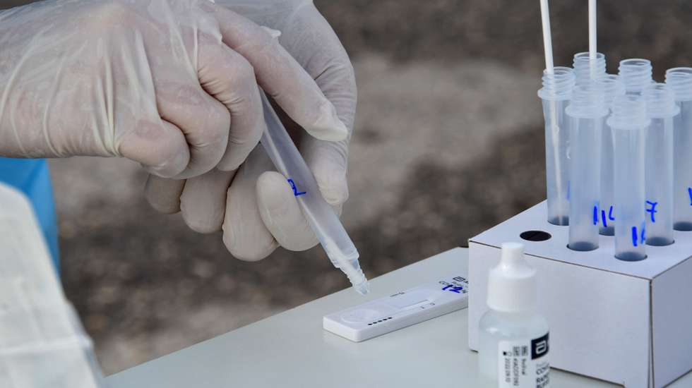 epa08827327 Greek medical staff performs a Covid 19 rapid test just after collecting a swab from passing drivers in Argos, Peloponnese, Greece, 18 November 2020.  EPA/BOUGIOTIS VANGELIS