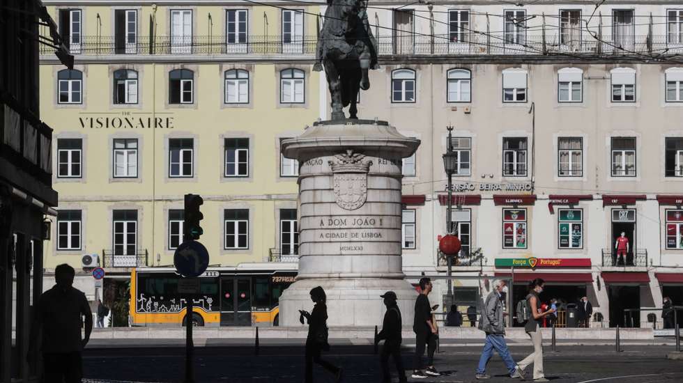 Traseuntes atravessam a Rua da Prata na baixa pombalina de Lisboa, 20 de novembro de 2020. A falta de turismo na cidade de Lisboa devido à pandemia de Covid 19 levou a que muitos estabelecimentos comerciais, alguns deles emblemáticos e de familias há gerações estejam em risco de fechar. (ACOMPANHA TEXTO DA LUSA DE 22 DE NOVEMBRO DE 2020) TIAGO PETINGA/LUSA