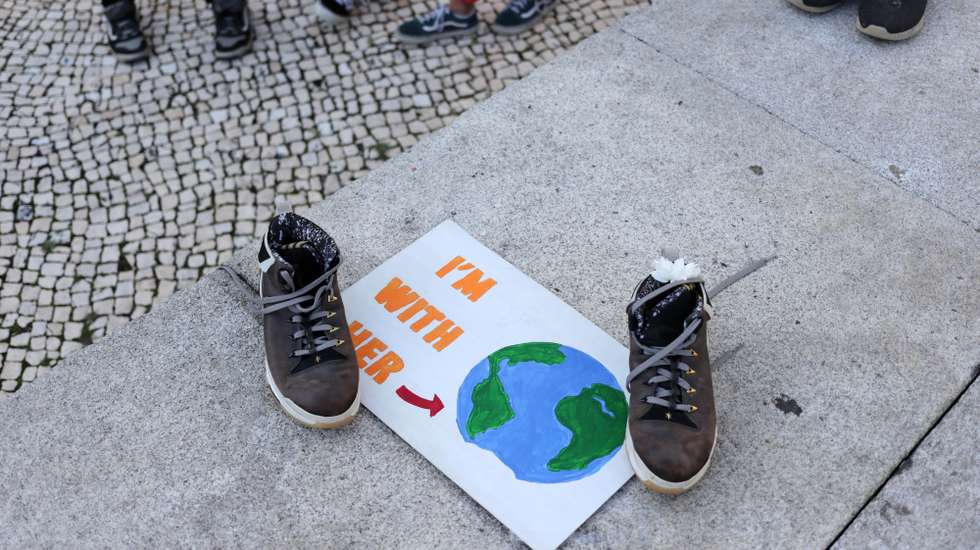 Manifestação Climática Global organizada pelo movimento Salvar o Clima, na sequência da iniciativa internacional liderada pela ativista sueca Greta Thunberg destinada a exigir medidas ambientais em defesa do planeta, no Porto, 25 de setembro de 2020. ESTELA SILVA/LUSA