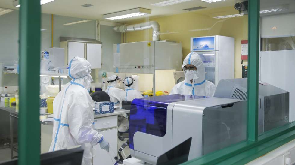 O Laboratório de Hematologia do Serviço de Patologia Clínica do Hospital de Santo André do Centro Hospitalar de Leiria (CHL), está a colaborar com a Comunidade Intermunicipal da Região de Leiria (CIMRL) na realização dos testes a funcionários de lares, aumentando a capacidade de resposta, Leiria, 5 de maio de 2020. PAULO CUNHA /LUSA