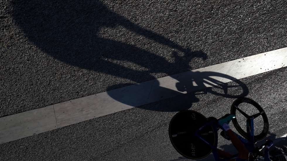 Sombra do ciclista, Gustavo Veloso da equipa W52 - FC Porto, durante a sua prova na 8ª etapa da edição especial da Volta a Portugal em Bicicleta num contrarrelógio individual de 17,7Km, disputado em Lisboa, 05 de outubro de 2020. NUNO VEIGA/LUSA