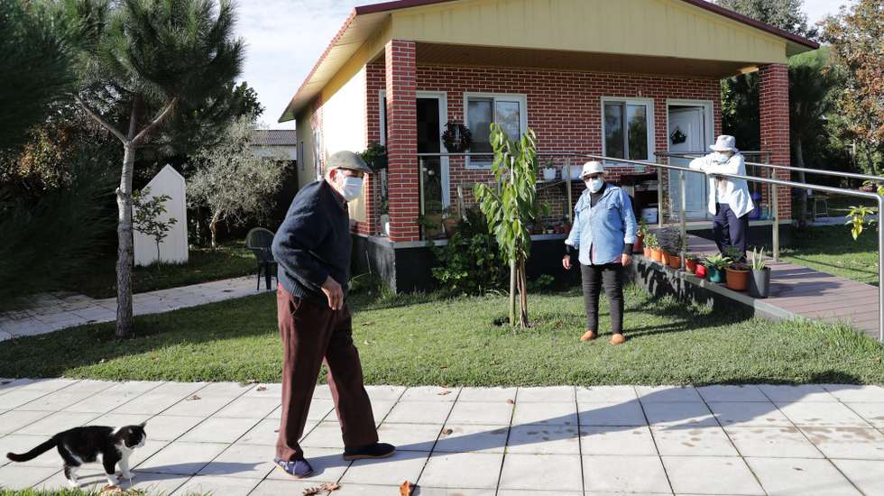 Em Águeda, no distrito de Aveiro, há uma espécie de aldeia social habitada por 19 idosos que lhes permite que possam viver com alguma autonomia, em Mourisca do Vouga, 17 de dezembro de 2020. O projeto Casinhas Autónomas do Pinhal da associação os Pioneiros tem dez casas pré-fabricadas de madeira, separadas por poucos metros de distância e envolvidas por um extenso jardim onde os habitantes têm acesso a serviços médicos, refeições e lavandaria. (ACOMPANHA TEXTO DA LUSA DO DIA 22 DE DEZEMBRO DE 2020). ESTELA SILVA/LUSA