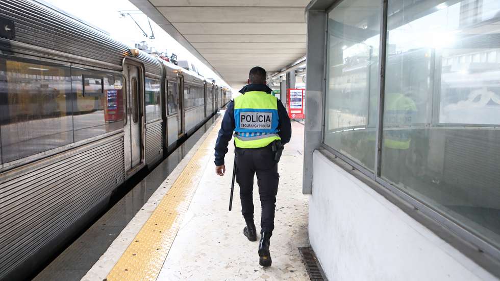 Um agente da Polícia de Segurança Pública (PSP), durante uma operação na Estação do Cais do Sodré, durante o recolher obrigatório do estado de emergência, no âmbito das medidas de contenção da covid-19, em Lisboa, 28 de novembro de 2020. Com 213 concelhos em risco em Portugal, o Conselho de Ministros decretou, durante este e o próximo fim-de-semana, a proibição de circulação interconcelhia, bem como o confinamento obrigatório para toda a população destes concelhos a partir das 13h. ANTÓNIO PEDRO SANTOS/LUSA