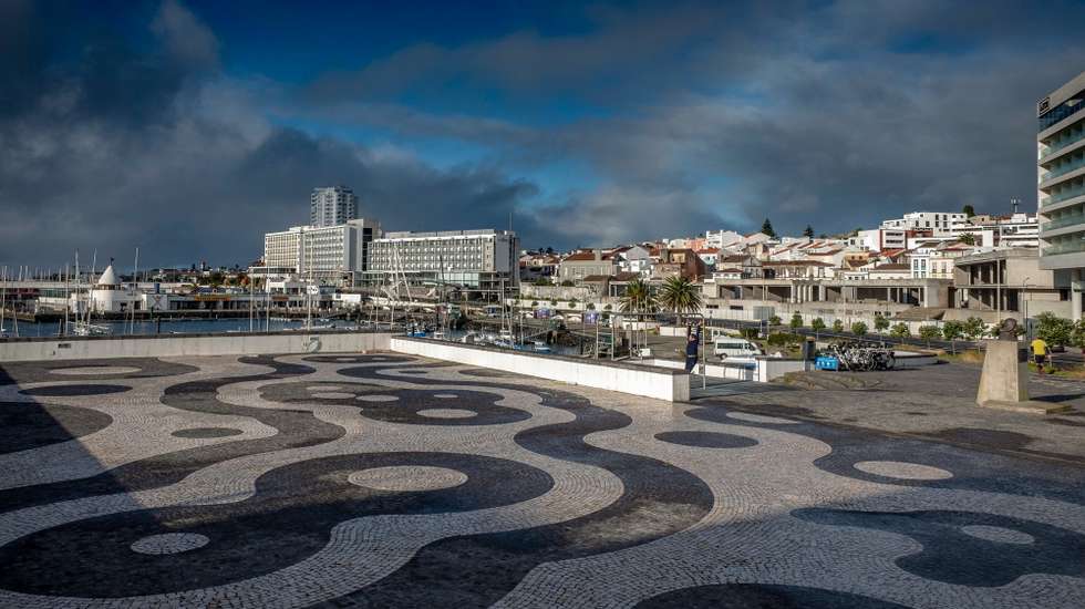 O centro de Ponta Delgada encontrava-se práticamente deserto esta manhã, na ilha de São Miguel, Açores, 09 de janeiro de 2021. A ilha de São Miguel, tem a partir desta sexta-feira novas medidas de contenção da covid-19, como limitação de ajuntamentos, recolher obrigatório, limitação de horário de restaurantes e lojas, e também encerramento de escolas. (ACOMPANHA TEXTO DA LUSA). EDUARDO COSTA/LUSA