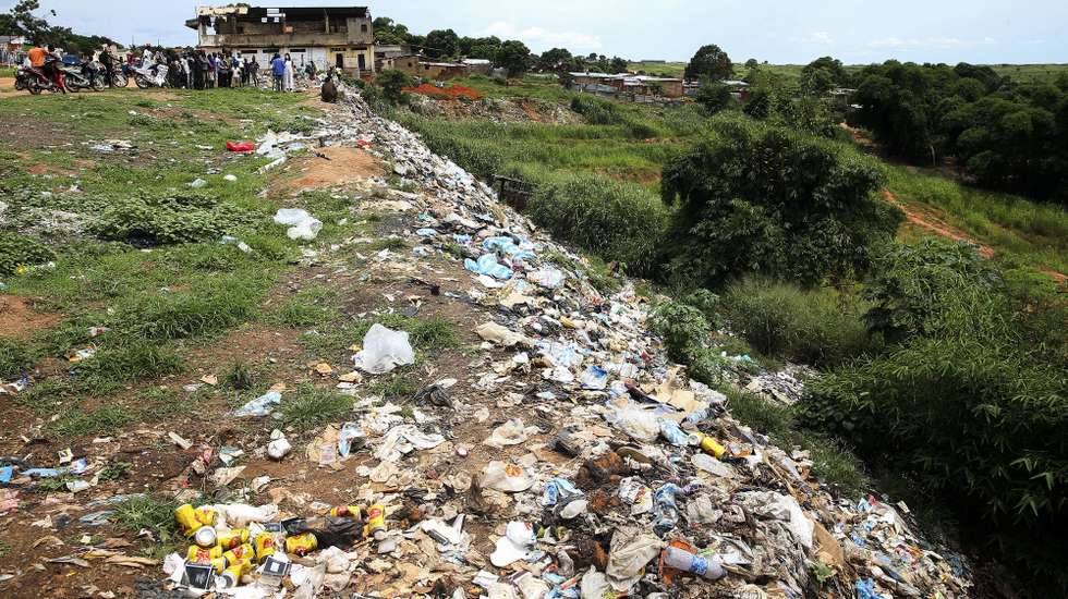 Quatro dias depois dos incidentes em que vários dos seus filhos perderam a vida, Cafunfo chora os mortos, procurando ainda os corpos das vítimas, e lamenta a perda das vidas de inocentes, Cafunfo, Cuango, Lunda Norte, Angola, 3 de fevereiro de 2021. Testemunhas ouvidas pela Lusa contam mais de 20 mortos durante os incidentes ocorridos sábado na vila mineira da Lunda Norte. (ACOMPANHA TEXTO DE 04/02/2021) AMPE ROGÉRIO/LUSA