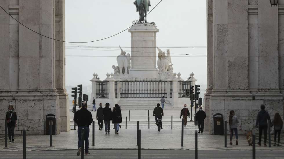Pessoas passeiam junto ao Arco da Rua Augusta em Lisboa, durante período com medidas de restrição impostas pelo novo confinamento, na sequência da pandemia de Covid-19, 30 de janeiro de 2021. MIGUEL A. LOPES/LUSA
