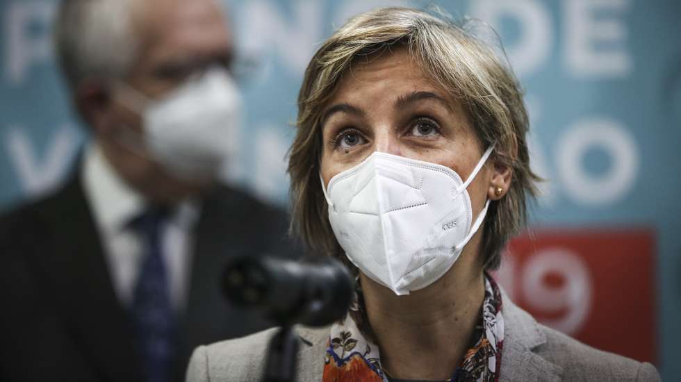 A ministra da Saúde, Marta Temido, em declarações à comunicação social após o início do programa de vacinação dos bombeiros, no Centro de Saúde da Damaia, na Amadora, 11 de fevereiro de 2021. RODRIGO ANTUNES/LUSA