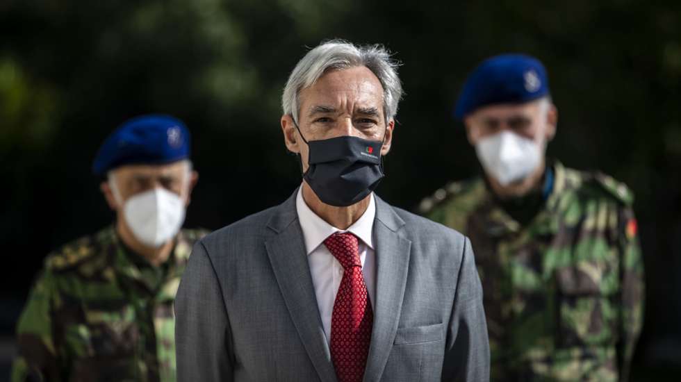 O ministro da Defesa Nacional, João Gomes Cravinho (C), acompanhado pelo coordenador da &#039;Task Force&#039; do Plano Nacional de Vacinação contra a covid-19, vice-almirante Gouveia e Melo (D), e pelo chefe do Estado-Maior-General das Forças Armadas, almirante António Silva Ribeiro (E), fala aos jornalistas no final da visita do ministro da Defesa e da ministra da Saúde ao Comando Conjunto para as Operações Militares, onde está instalado o grupo de apoio ao coordenador da &#039;Task Force&#039;, em Oeiras, 12 de fevereiro de 2021. JOSÉ SENA GOULÃO/LUSA