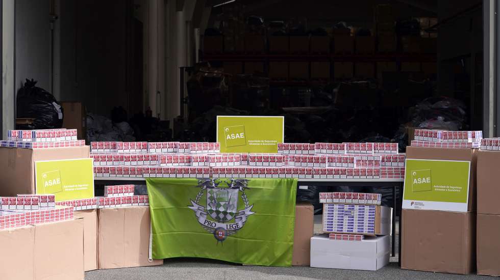 A ASAE  mostra o material decorrente de uma apreensão de cerca de 12 000 maços de tabaco bem como de viatura que se encontrava a transportar a referida mercadoria, em Barcelos, 23 de fevereiro de 2021. HUGO DELGADO/LUSA
