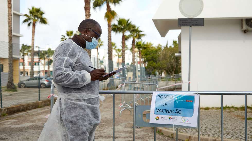 Um profissional de saúde do Centro de Saúde de Olhão durante o dia do início do plano de vacinação da população acima dos 80 anos no Algarve, em Olhão, 08 de fevereiro 2021. VASCO CÉLIO/LUSA