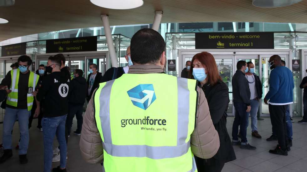 Manifestação de trabalhadores da SPdH/Groundforce, organizada pelo movimento SOS handling, em protesto pelo não pagamento de salários e despedimentos anunciados 02 de março de 2021, junto à entrada da estação do Aeroporto do Metropolitano de Lisboa.   MANUEL DE ALMEIDA/LUSA