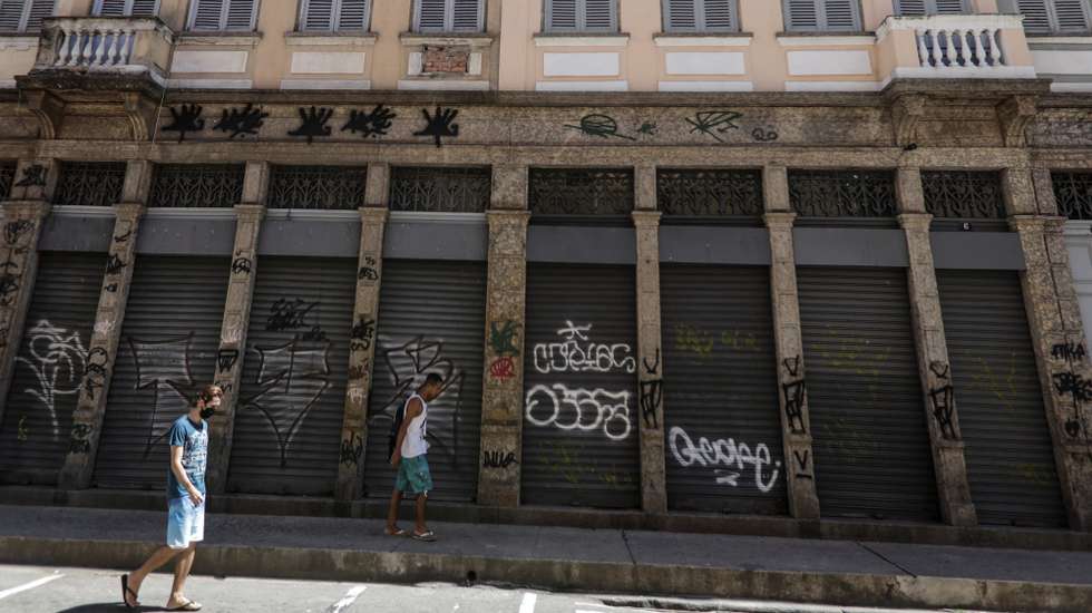epa09048914 Several business premises closed due to the pandemic crisis, in Rio de Janeiro, Brazil, 03 March 2021. The Brazilian economy contracted by 4.1% in 2020, its worst performance in the last 25 years, affected by the covid-19 pandemic, which paralyzed activities for a few months and reduced consumption by 5.5%, reported this Wednesday the Government. Although the drop was less than that projected by the Government and economists, it is the largest retraction suffered by Brazil in the last 25 years since, in 1996, the indicator began to be measured with the current criteria, and exceeded the 3.5% decline in 2015, when the country faced its biggest recession in decades.  EPA/Antonio Lacerda