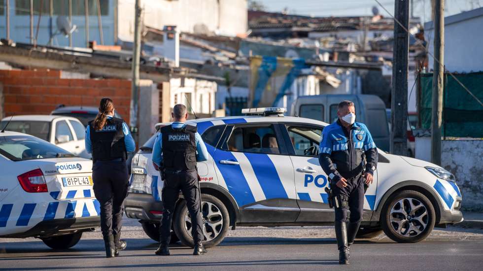 Elementos da Polícia de Segurança Pública (PSP) bloqueiam a estrada para o Bairro da Quinta das Lagoas, em Santa Marta de Corroios, no Seixal, devido a um tumulto entre moradores após o qual a PSP foi recebida a tiro, no Seixal, 23  de março de 2021. JOSÉ SENA GOULÃO/LUSA