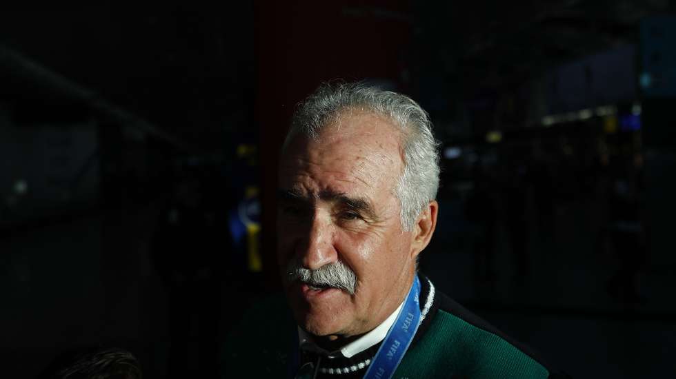 O treinador da seleção nacional de futebol de praia, Mário Narciso, à chegada ao Aeroporto Humberto Delgado, em Lisboa, 03 de dezembro de 2019. A equipa portuguesa sagrou-se neste domingo campeã do mundo da modalidade no Paraguai, ao bater na final a Itália por 6-4. Este foi o terceiro título mundial conquistado pela seleção nacional, depois das taças ganhas em 2001 e 2015. ANTÓNIO PEDRO SANTOS/LUSA