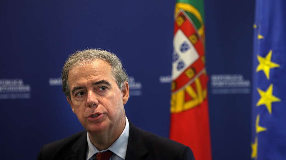 Miguel Xavier, do Programa Nacional de Saúde Mental, participa na conferência de imprensa diária sobre o novo coronavírus (covid-19), realizada no Ministério da Saúde, em Lisboa, 19 de abril de 2020. Portugal regista hoje 714 mortos associados à covid-19, mais 27 do que no sábado, e 20.206 infetados (mais 521), indica o boletim epidemiológico divulgado hoje pela Direção-Geral da Saúde (DGS). MANUEL DE ALMEIDA/POOL/LUSA
