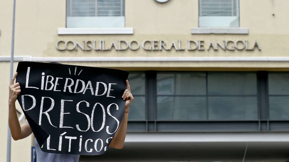 Um participante da concentração de solidariedade com os presos políticos em Angola exibe um cartaz com as palavras "Liberdade - Presos Políticos" realizada em frente ao Consulado de Angola, em Lisboa, 17 de julho de 2015. ANTÓNIO COTRIM/LUSA