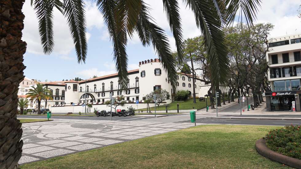 Ruas no centro do Funchal encontra-se sem pessoas devido à pandemia da covid-19, ilha da Madeira, 21 de março de 2020. Em Portugal, há 12 mortes e 1.280 infeções confirmadas. Portugal encontra-se em estado de emergência desde as 00:00 de quinta-feira e até às 23:59 de 02 de abril. HOMEM DE GOUVEIA/LUSA