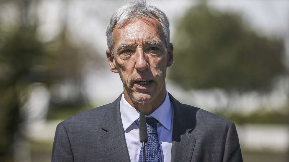 O ministro da Defesa Nacional, João Gomes Cravinho, discursa durante a após ter visitado um bunker nas instalações do Comando Aéreo da Força Aérea Portuguesa, em Lisboa, 24 de março de 2021. RODRIGO ANTUNES/LUSA