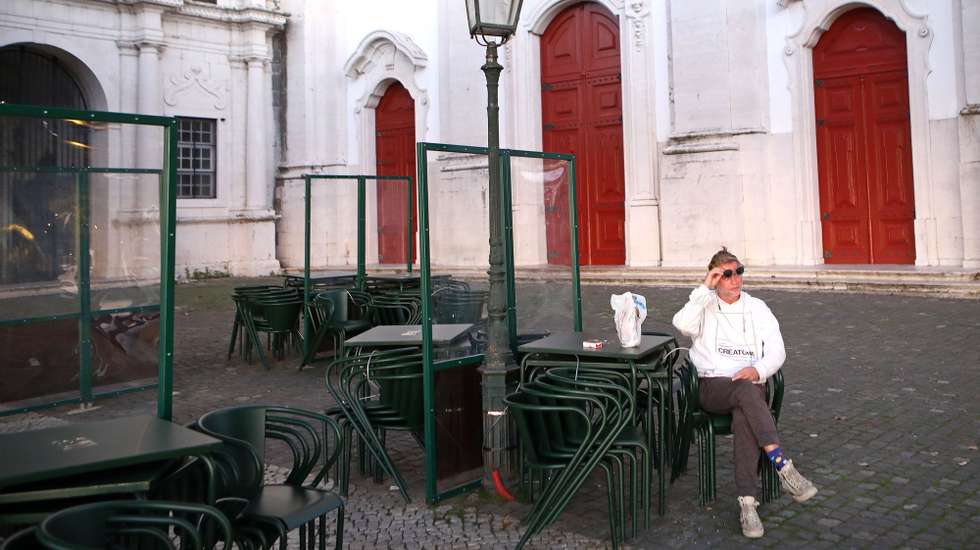 Um homem permanece sentado numa esplanada encerrada durante o recolher obrigatório do estado de emergência, no âmbito das medidas de contenção da covid-19, em Lisboa, 21 de novembro de 2020. Com 213 concelhos em risco em Portugal, o Conselho de Ministros decretou, durante o fim-de-semana, o encerramento de todos os estabelecimentos comerciais e restauração a partir das 13h00 até às 08h00 do dia seguinte, para além do confinamento obrigatório para toda a população destes concelhos a partir das 13h. ANTÓNIO PEDRO SANTOS/LUSA