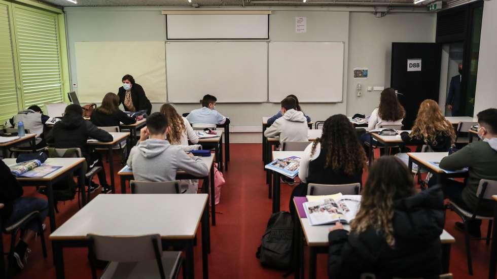 Alunos do agrupamento de escolas D. Dinis no regresso às aulas no âmbito do desconfinamento devido à pandemia de covid-19, em Lisboa, 5 de abril de 2021. MÁRIO CRUZ/LUSA