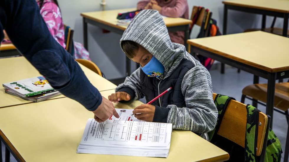 Alunos de Rabo de Peixe, que se mantém em cerca sanitária, devido à covid-19, participam no Programa Especial de Acompanhamento Educativo no Centro de Artes e Ofícios, ilha de São Miguel, Açores, 11 de março de 2021. A secretária regional da Educação dos Açores anunciou hoje que o programa educativo de apoio criado para Rabo de Peixe vai abranger as restantes escolas da Ribeira Grande, que foi elevado a concelho de alto risco. (ACOMPANHA TEXTO). EDUARDO COSTA/LUSA