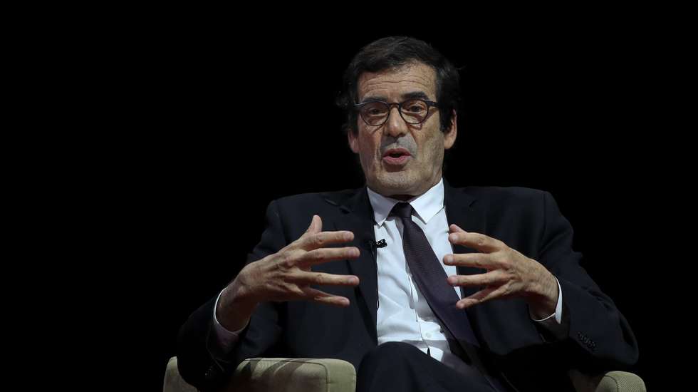 O Presidente da Câmara Municipal do Porto, Rui Moreira, durante o debate sobre "O futuro dos municípios após a pandemia”, uma iniciativa da Câmara Municipal da Mealhada com a presença dos presidentes das Câmaras Municipais de Lisboa, Fernando Medina, do Porto, Rui Moreira, e da Mealhada, Rui Marqueiro, e moderação da jornalista Fátima Campos Ferreira, da RTP, no Cine-Teatro Messias, na Mealhada, 3 de março de 2021. PAULO NOVAIS/LUSA