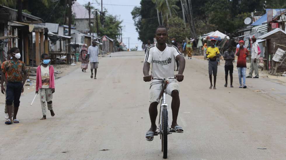 epa09131127 Residents try to return to normality in Palma, Cabo Delgado, Mozambique, 12 April 2021. The violence unleashed more than three years ago in Cabo Delgado province escalated again about two weeks ago, when armed groups first attacked the town of Palma.  EPA/JOAO RELVAS