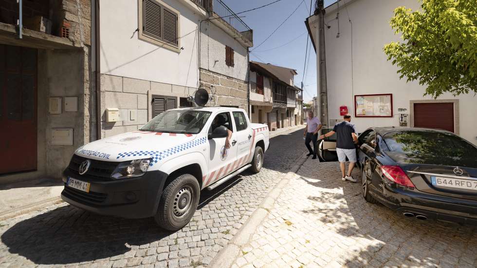 Os emigrantes regressam este verão a Valpaços para umas férias mais recatadas e, com o aumento da população, o município intensificou as recomendações de segurança através de um “carro de som” que percorre as aldeias, em Valpaços, Vila Real, 31 de julho de 2020. Por causa do aumento da população nesta altura, o município insiste na sensibilização e no alerta para a adoção de comportamentos adequados para travar a covid-19. (ACOMPANHA TEXTO DE 01 DE AGOSTO DE 2020). PEDRO SARMENTO COSTA/LUSA