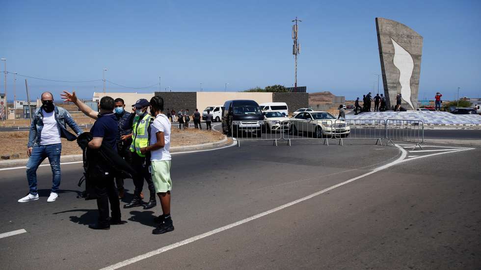 Um falso alarme de bomba obrigou hoje a um enorme aparato policial e aglomeração de pessoas no aeroporto cabo-verdiano da Praia, que foi evacuado, com passageiros e visitantes a reclamarem de falta de informação, Praia, Cabo Verde, 23 de abril de 2021. Por volta das 14:30 locais (16:30 em Lisboa) tanto os passageiros como os visitantes e funcionários começavam a entrar no aeroporto e as bagagens começaram também a ser distribuídas. A polícia não quis prestar esclarecimentos, mas garantiu que durante a tarde vai disponibilizar informações sobre o sucedido e sobre todo o aparato gerado no aeroporto da capital de Cabo Verde. FERNANDO DE PINA/LUSA
