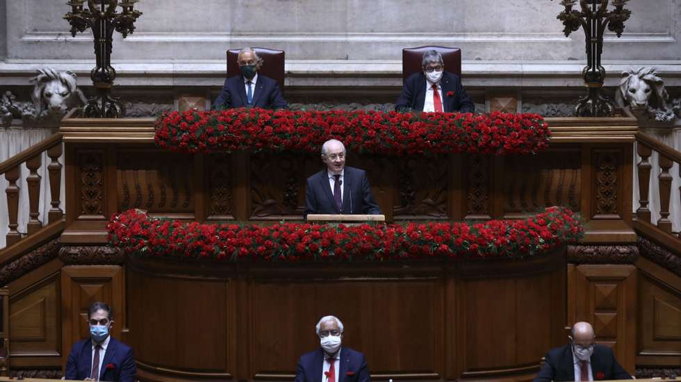 O presidente do PSD, Rui Rio, intervém durante a sessão solene comemorativa dos 47 ano s da Revolução de 25 de Abril na Assembleia da República em Lisboa, 25 de abril de 2021. Em 25 de abril de 1974, um movimento de capitães derrubou a ditatura de 48 anos, de Marcelo Caetano, chefe do Governo e de Américo Tomás, Presidente da República, num golpe que se transformou numa revolução, a &quot;revolução dos cravos&quot;. ANTÓNIO COTRIM/LUSA