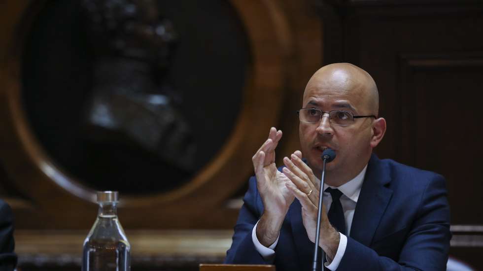 O ministro de Estado e das Finanças, João Leão, durante a audição na Comissão de Orçamento e Finanças na Assembleia da República, Lisboa, 27 de abril de 2021.  MANUEL DE ALMEIDA/LUSA