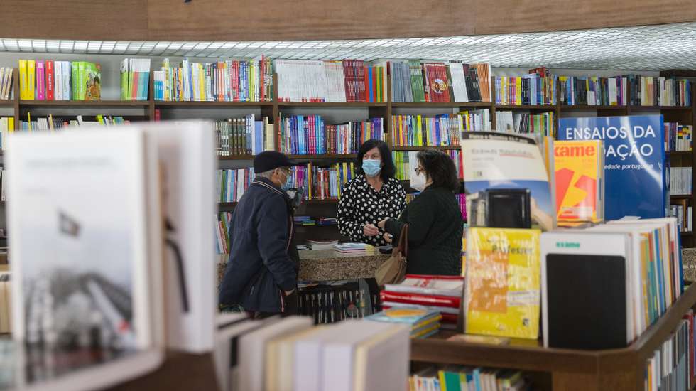 Livraria José Alves, em atividade atividade há quase 55 anos na Rua de Avis, a um passo da boca do túnel de Ceuta, recusa ser mais uma a fechar portas, Porto, 14 de abril de 2021.  José Alves, gestor da livraria homónima refere que “Como livreiro, já passei por algumas crises e a forma de sobreviver à concorrência das grandes redes livreiras é o atendimento de qualidade e personalizado, onde nem é o preço o fator principal. Por isso nos mantemos a funcionar”. (ACOMPANHA TEXTO DO DIA 25 DE ABRIL DE 2021). JOSÉ COELHO/LUSA