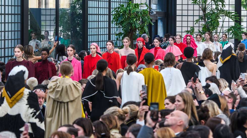 epa06579638 Models present creations from the Fall/ Winter 2018/2019 Women Ready to Wear collection by Italian designer Pierpaolo Piccioli for Valentino fashion house during the Paris Fashion Week, in Paris, France, 04 March 2018. The presentation of the Women's collections runs from 26 February to 06 March.  EPA/CHRISTOPHE PETIT TESSON