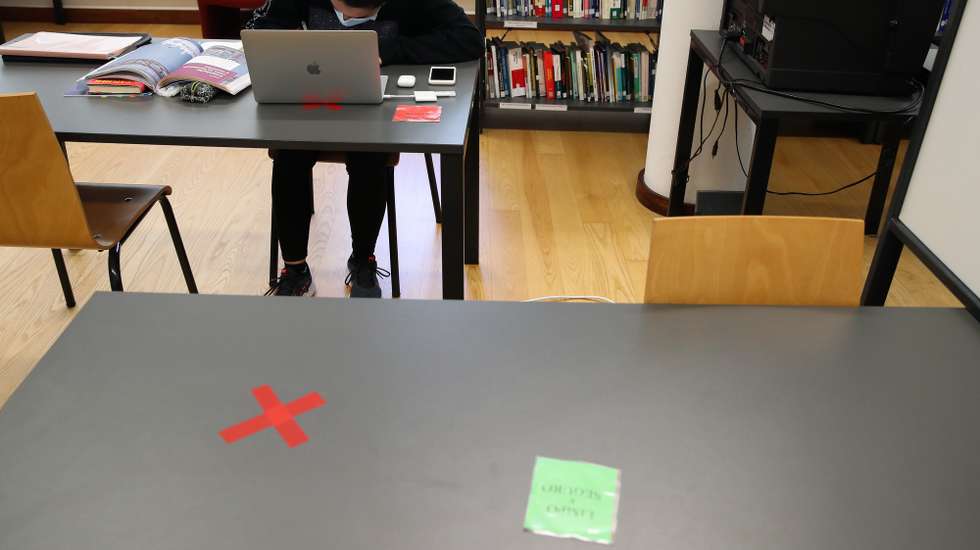 Alunos estudam na biblioteca da Escola Secundária Infanta Dona Maria, em Coimbra, 17 de maio de 2021. A diretora da escola aponta para o contexto familiar como uma característica muito relevante para a posição, no ranking, da Escola Secundária Infanta Dona Maria, em Coimbra, que foi a melhor escola pública do país no ranking em 2020 (34.ª no total) e onde para além das “boas condições físicas” e um “conjunto de professores que ajuda os seus alunos a alcançarem” , também o contexto familiar tem papel importante nos resultados da escola. (ACOMPANHA TEXTO DA LUSA DO DIA 21 DE MAIO DE 2021). PAULO NOVAIS/LUSA