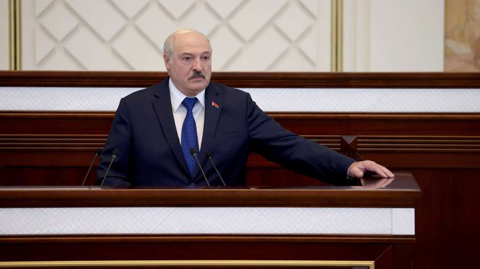 epa09228517 Belarusian President Alexander Lukashenko speaks to parliamentarians, members of the Constitutional Commission and representatives of government bodies, at the Parliament in Minsk, Belarus, 26 May 2021.  EPA/MAXIM GUCHEK / POOL