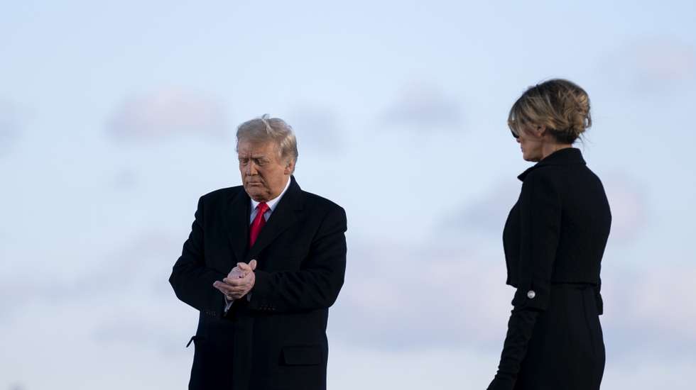 epa08953514 U.S. President Donald Trump, left, and U.S. First Lady Melania Trump prepare to depart a farewell ceremony at Joint Base Andrews, Maryland, USA, 20 January 2021. US President Donald J. Trump is not attending the Inaugration ceremony of President-elect Joe Biden. Biden won the 03 November 2020 election to become the 46th President of the United States of America.  EPA/Stefani Reynolds / POOL