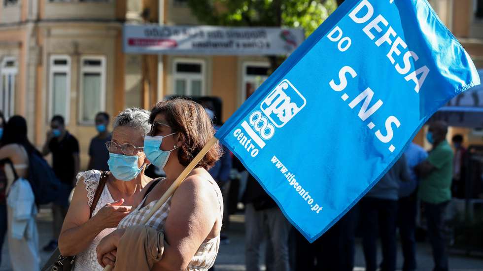 Manifestantes durante a ação em "Defesa do SNS - Pela valorização do Hospital dos Covões", concentração e tribuna pública, promovidas pelo MUSP - Movimento de Utentes dos Serviços Públicos, na Praça da República, em Coimbra, 23 de junho de 2021. Iniciativa que resulta do alegado esvaziamento e encerramento de valências do Hospital dos Covões, como aconteceu com o encerramento da urgência noturna e da unidade de cuidados intensivos. PAULO NOVAIS/LUSA