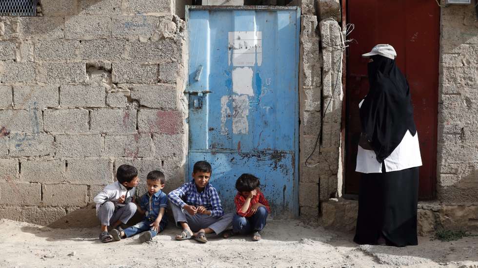 epa09237372 A health worker visits a house to give children polio vaccines during a polio vaccination campaign at a neighborhood in Sana'a, Yemen, 30 May 2021. A house-to-house polio vaccination campaign was initiated by health authorities in Houthis-held northern areas of Yemen to vaccinate more than four million children under the age of five. The three-day campaign is supported by the United Nations Children's Fund (UNICEF) and World Health Organization (WHO).  EPA/YAHYA ARHAB