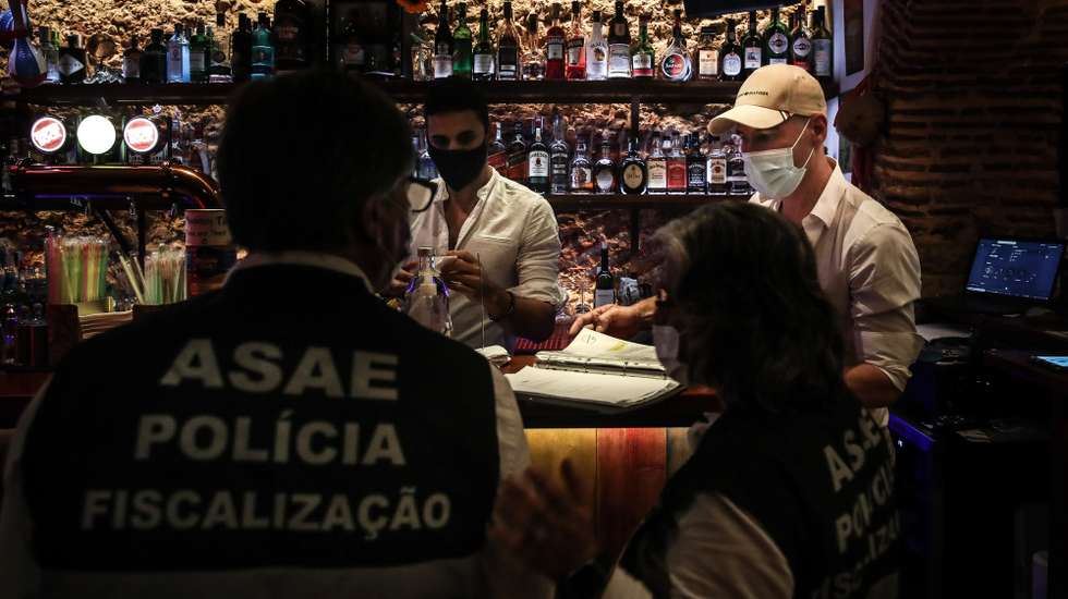 Ação de fiscalização da ASAE em parceria com a Polícia Municipal de Lisboa a estabelecimentos comerciais e restauração no âmbito das medidas de restrição da covid-19, no Bairro Alto, em Lisboa, 25 de junho de 2021. MÁRIO CRUZ/LUSA